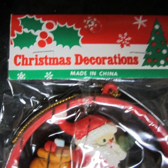 VTG 70'S RETRO 3D ORNAMENT,SANTA DRIVING A CAR IN ROUND BARREL FRAME, PLASTIC - Picture 4 of 5
